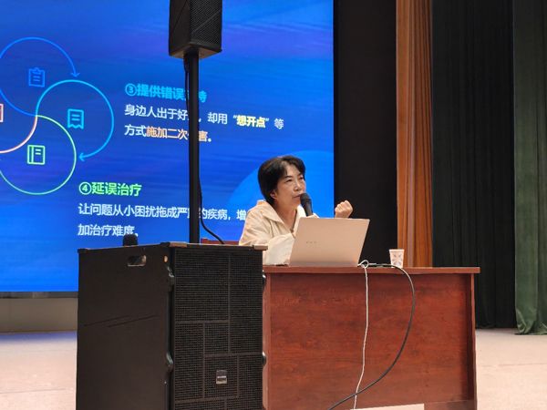 山東省菏澤藝術(shù)學(xué)校舉行心理健康教育講座