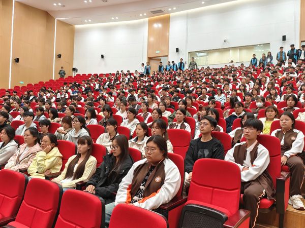 山東省菏澤藝術(shù)學(xué)校舉行心理健康教育講座